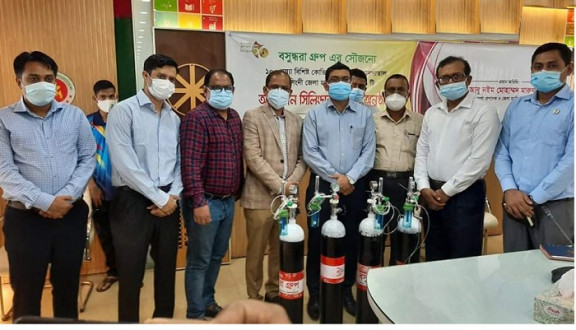 নরসিংদীর হাসপাতালে ১০০ অক্সিজেন সিলিন্ডার দিল বসুন্ধরা গ্রুপ