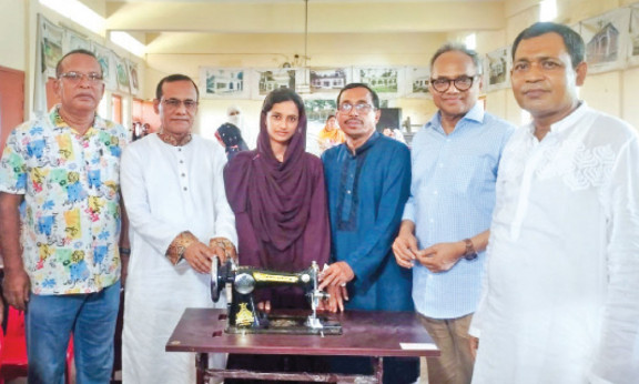 বসুন্ধরা শুভসংঘের উদ্যোগে পাবনায় ১০০ নারী পেলেন সেলাই মেশিন