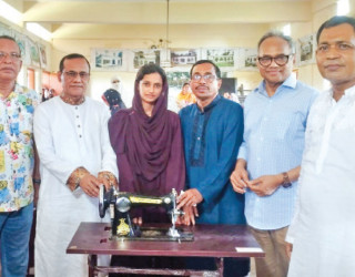 বসুন্ধরা শুভসংঘের উদ্যোগে পাবনায় ১০০ নারী পেলেন সেলাই মেশিন