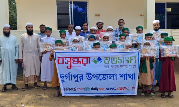 দুর্গাপুরে এতিম ও দরিদ্র শিক্ষার্থীদের মাঝে শিক্ষা সামগ্রী বিতরণ করল বসুন্ধরা শুভসংঘ