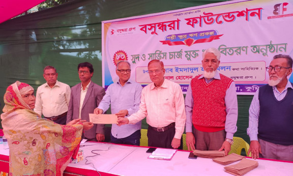 হোমনায় বসুন্ধরা ফাউন্ডেশনের সুদমুক্ত ঋণ বিতরণ, সচ্ছলতার স্বপ্ন ২ শতাধিক নারীর