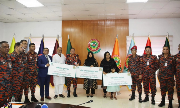 ফায়ার সার্ভিসের ৩ সদস্যের পরিবারকে এবিজি চেয়ারম্যানের সহায়তা