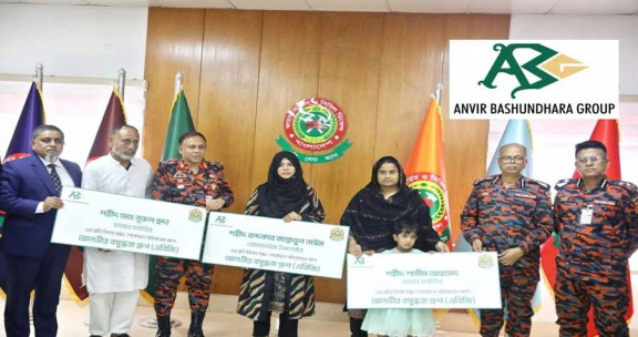 শহীদ ফায়ার ফাইটারদের পরিবারের পাশে বসুন্ধরা গ্রুপ