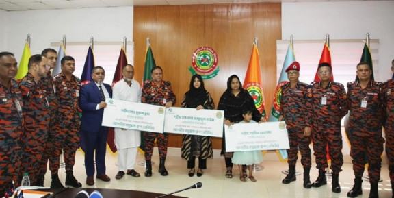 টঙ্গীতে নিহত ফায়ার সার্ভিসের ৩ সদস্যের পরিবারকে এবিজি চেয়ারম্যানের সহায়তা