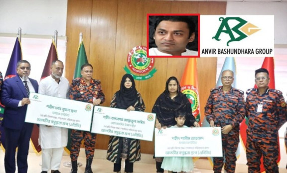 মানবতার ফেরিওয়ালা আনভীর শহীদ ফায়ার ফাইটারদের পরিবারের পাশে
