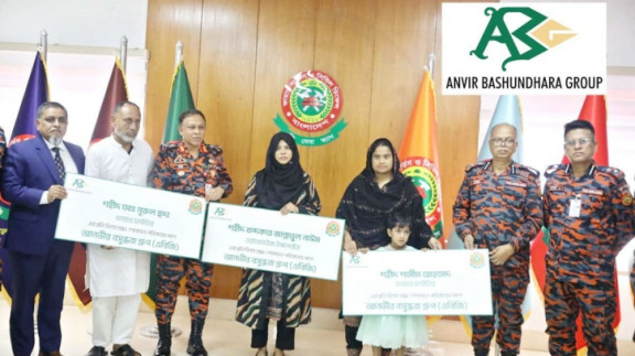 শহীদ ফায়ার ফাইটার পরিবারের পাশে দাঁড়ালো বসুন্ধরা গ্রুপের চেয়ারম্যান আনভীর