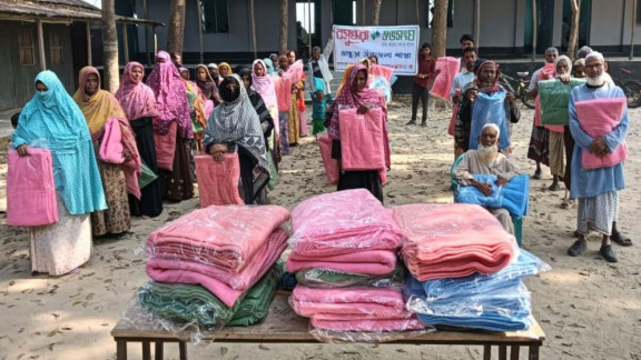 Bashundhara Shuvosangho Distributes Blankets in Pabna