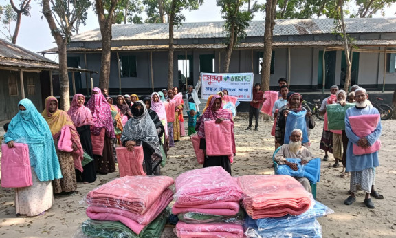 পাবনায় বসুন্ধরা শুভসংঘের উদ্যোগে কম্বল বিতরণ