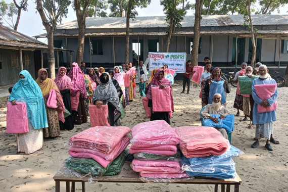 বসুন্ধরা শুভসংঘের উদ্যোগে উষ্ণতার ছোঁয়া পেল ৫০ দুস্থ পরিবার