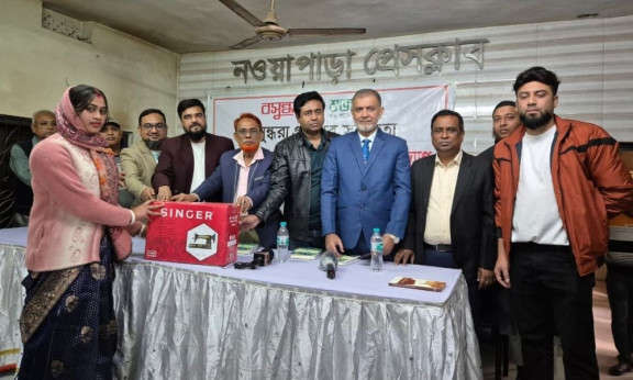 অভয়নগরে বসুন্ধরা শুভসংঘের উদ্যোগে ২০ অসচ্ছল নারীকে সেলাই মেশিন বিতরণ
