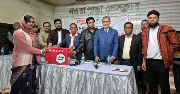 অভয়নগরে বসুন্ধরা শুভসংঘের সেলাই মেশিন পেলো ভবদহের জলাবদ্ধ এলাকার ২০ নারী