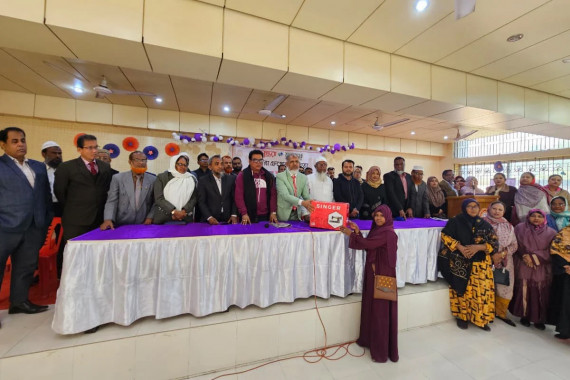 খুলনায় বসুন্ধরা শুভসংঘের সেলাই মেশিন পেলেন ৬০ অসচ্ছল নারী