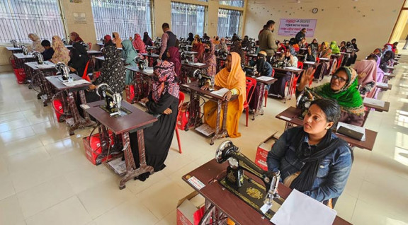 খুলনায় ৬০ অসচ্ছল নারীকে সেলাই মেশিন দিল বসুন্ধরা শুভসংঘ