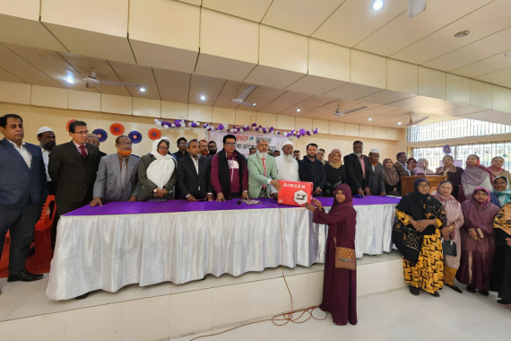 খুলনায় বসুন্ধরা শুভসংঘের সেলাই মেশিন পেলেন ৬০ অসচ্ছ্ল নারী