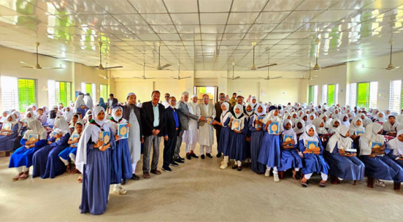 Bashundhara Group Distributes Over 6,000 Copies of the Holy Quran Among Students