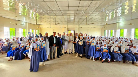 বসুন্ধরা গ্রুপের পক্ষ থেকে ৬ সহস্রাধিক শিক্ষার্থীর মাঝে পবিত্র কোরআন বিতরণ