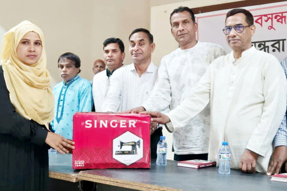 বদলগাছীতে বসুন্ধরা শুভসংঘের আয়োজনে অস্বচ্ছল নারীদের সেলাইমেশিন বিতরণ