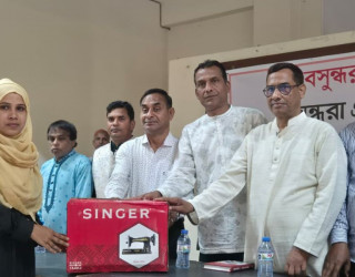 বদলগাছীতে বসুন্ধরা শুভসংঘের আয়োজনে অস্বচ্ছল নারীদের সেলাইমেশিন বিতরণ