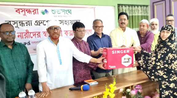 বগুড়ায় বসুন্ধরা শুভসংঘের সেলাই মেশিন বিতরণ