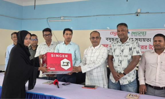 বগুড়ায় বসুন্ধরা শুভসংঘের উদ্যোগে সেলাই মেশিন বিতরণ