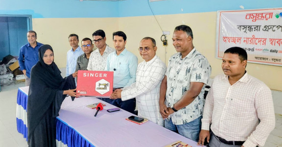 বগুড়া সদর উপজেলায় বসুন্ধরা শুভসংঘের সেলাই মেশিন বিতরণ