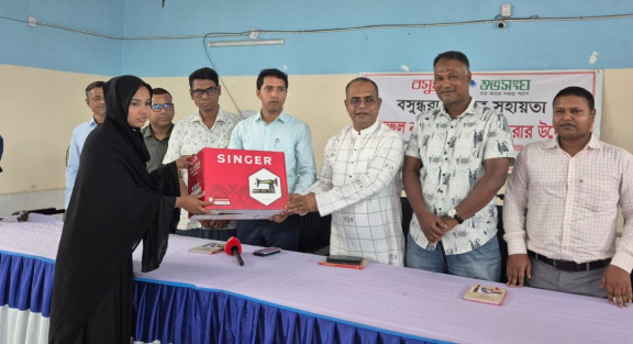 বসুন্ধরা শুভসংঘের উদ্যোগে বগুড়ায় সেলাই মেশিন বিতরণ