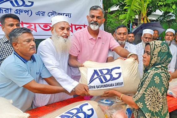 মানিকগঞ্জে নদীভাঙনে ক্ষতিগ্রস্তদের পাশে আনভীর বসুন্ধরা গ্রুপ (এবিজি)