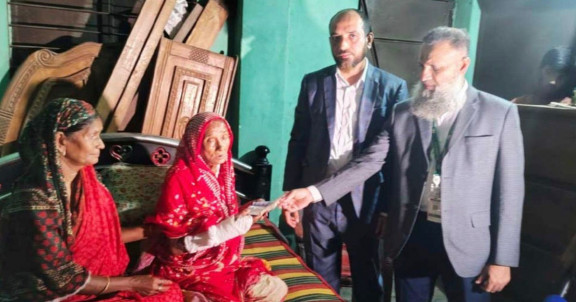 বাউলশিল্পী কাঙালিনী সুফিয়ার পাশে দাঁড়াল আনভীর বসুন্ধরা গ্রুপ ফাউন্ডেশন