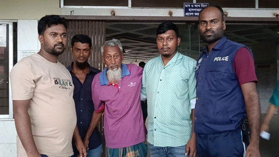 মাদারীপুরে এক অসহায় বৃদ্ধের পাশে আনভীর বসুন্ধরা গ্রুপ ফাউন্ডেশন