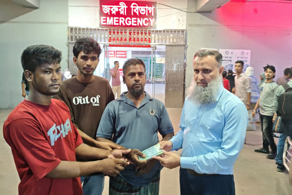 দগ্ধ রাকিবের চিকিৎসায় আনভীর বসুন্ধরা গ্রুপ ফাউন্ডেশনের সহায়তা