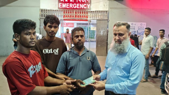 দগ্ধ রাকিবের চিকিৎসায় আনভীর বসুন্ধরা গ্রুপ ফাউন্ডেশনের সহায়তা