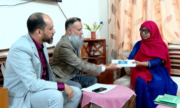 ক্যান্সারে আক্রান্ত শিক্ষিকা ইয়াসমিন আরার পাশে আনভীর বসুন্ধরা গ্রুপ ফাউন্ডেশন