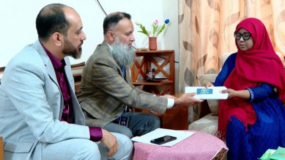 ক্যান্সারে আক্রান্ত শিক্ষিকা ইয়াসমিন আরার পাশে আনভীর বসুন্ধরা গ্রুপ ফাউন্ডেশন