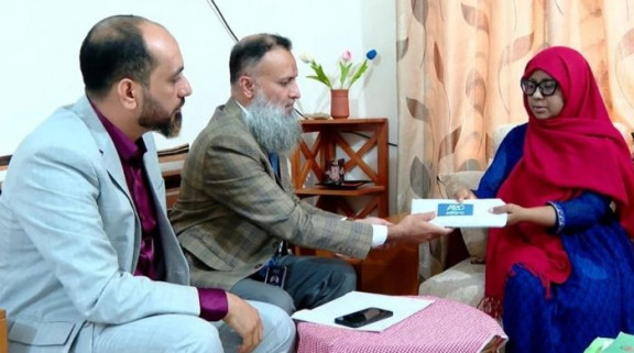 ক্যান্সারে আক্রান্ত শিক্ষিকা ইয়াসমিন আরার পাশে আনভীর বসুন্ধরা গ্রুপ ফাউন্ডেশন