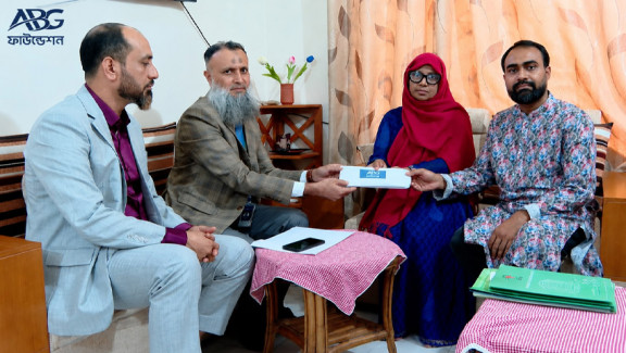 ক্যানসারে আক্রান্ত শিক্ষিকা ইয়াসমিনের পাশে আনভীর বসুন্ধরা গ্রুপ ফাউন্ডেশন