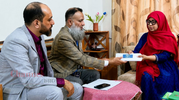 ক্যান্সারাক্রান্ত শিক্ষিকা ইয়াসমিন আরার পাশে আনভীর বসুন্ধরা গ্রুপ ফাউন্ডেশন
