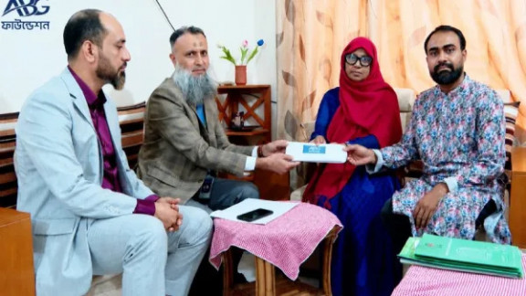 শিক্ষিকা ইয়াসমিন আরার পাশে আনভীর বসুন্ধরা গ্রুপ ফাউন্ডেশন