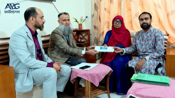 ক্যান্সারে আক্রান্ত শিক্ষিকা ইয়াসমিন আরার পাশে আনভীর বসুন্ধরা গ্রুপ ফাউন্ডেশন