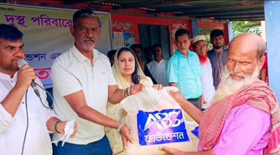 নদীভাঙনে ক্ষতিগ্রস্তদের খাদ্য সামগ্রী দিল আনভীর বসুন্ধরা গ্রুপ ফাউন্ডেশন