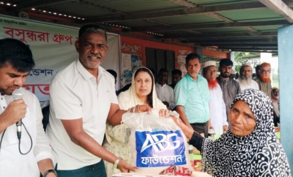 দৌলতপুরে নদী ভাঙনে ক্ষতিগ্রস্তদের মাঝে বসুন্ধরা গ্রুপের মানবিক সহায়তা প্রদান করেন- শায়লা কবির