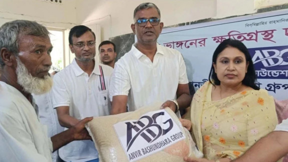 নদীভাঙনে ক্ষতিগ্রস্তদের পাশে আনভীর বসুন্ধরা গ্রুপ ফাউন্ডেশন