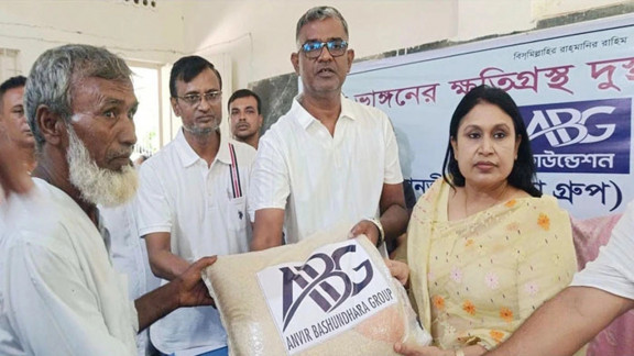 মানিকগঞ্জে নদীভাঙনে ক্ষতিগ্রস্ত ৩ শতাধিক মানুষের পাশে এবিজি ফাউন্ডেশন