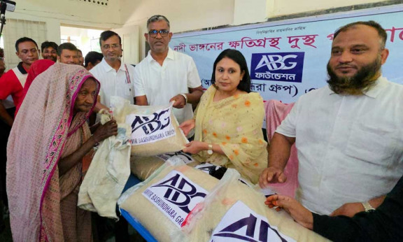 নদী ভাঙনে ক্ষতিগ্রস্ত ৩ শতাধিক মানুষ পেল ২৫ কেজি করে চাল