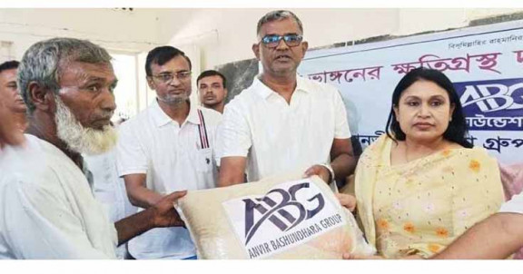 মানিকগঞ্জের দৌলতপুরে নদীভাঙন কবলিত মানুষের মুখে স্বস্তি, মিলল খাদ্য সহায়তা