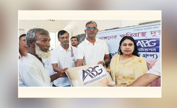 মানিকগঞ্জে নদীভাঙনে ক্ষতিগ্রস্তদের হাতে খাদ্য সহায়তা তুলে দিল এবিজি ফাউন্ডেশন